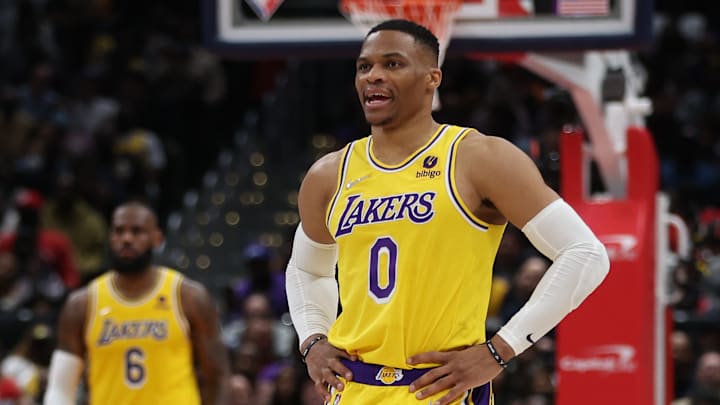 Lakers siguen contemplando opciones por Westbrook
