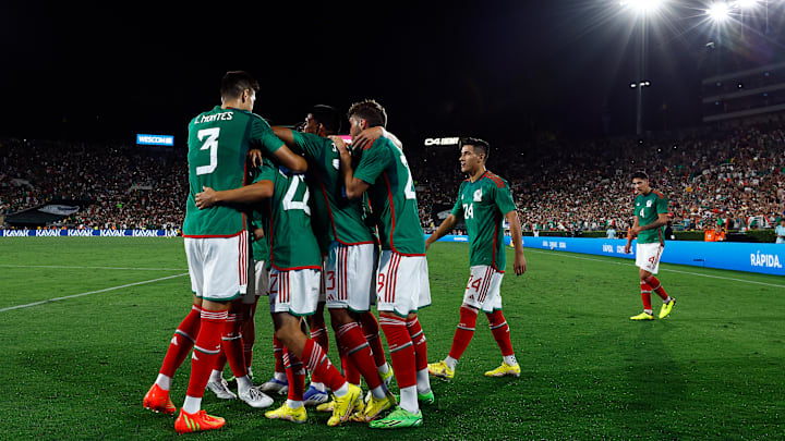 Jugadores de México celebran un gol.