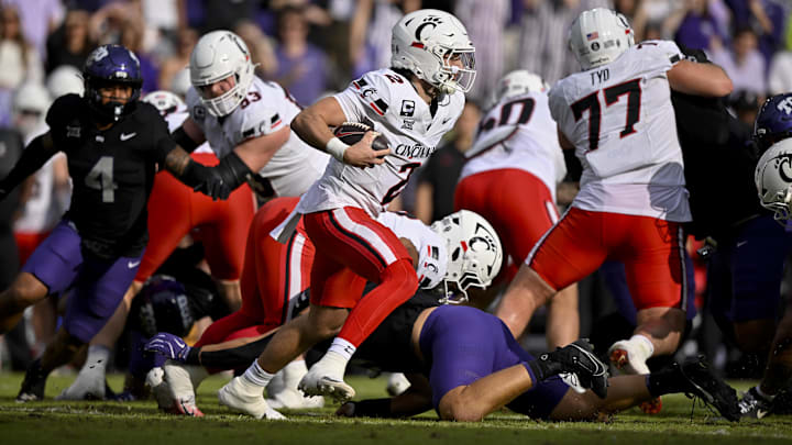 Cincinnati Bearcats quarterback Brendan Sorsby (2) runs with the ball during the game between the Horned Frogs and the Bearcats
