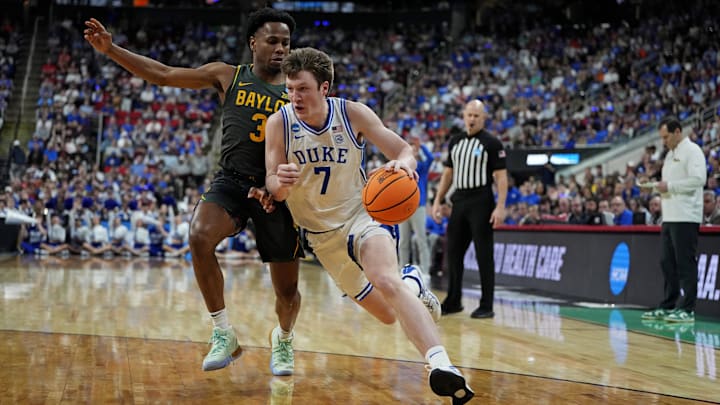 Mar 23, 2025; Raleigh, NC, USA; Duke Blue Devils guard Kon Knueppel (7) drives to the basket as Baylor Bears guard Jeremy Roach (3) defends during the first half in the second round of the NCAA Tournament at Lenovo Center. Mandatory Credit: Bob Donnan-Imagn Images Mar 23, 2025; Raleigh, NC, USA; Duke Blue Devils guard Kon Knueppel (7) drives to the basket as Baylor Bears guard Jeremy Roach (3) defends during the first half in the second round of the NCAA Tournament at Lenovo Center. Mandatory Credit: Bob Donnan-Imagn Images