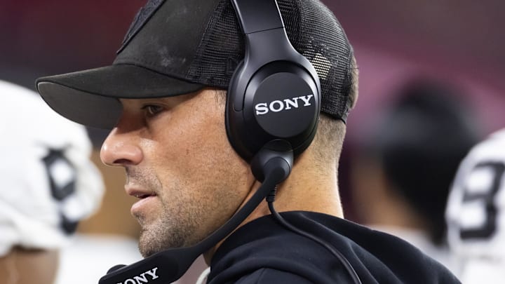 Aug 23, 2025; Glendale, Arizona, USA; Las Vegas Raiders defensive line coach Rob Leonard against the Arizona Cardinals during a preseason NFL game at State Farm Stadium. Mandatory Credit: Mark J. Rebilas-Imagn Images Aug 23, 2025; Glendale, Arizona, USA; Las Vegas Raiders defensive line coach Rob Leonard against the Arizona Cardinals during a preseason NFL game at State Farm Stadium. Mandatory Credit: Mark J. Rebilas-Imagn Images
