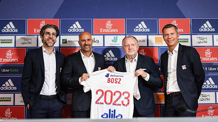 Juninho et Jean-Michel Aulas entourant Peter Bosz, lors de la conférence de présentation du technicien néerlandais. Juninho et Jean-Michel Aulas entourant Peter Bosz, lors de la conférence de présentation du technicien néerlandais.