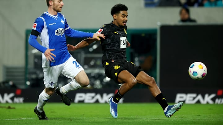 Ian Maatsen (rechts)  bei seinem Bundesliga-Debüt in Damrstadt.