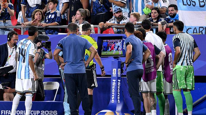 El árbitro Joao Pinheiro checa el VAR en el juego entre Argentina y Suiza.