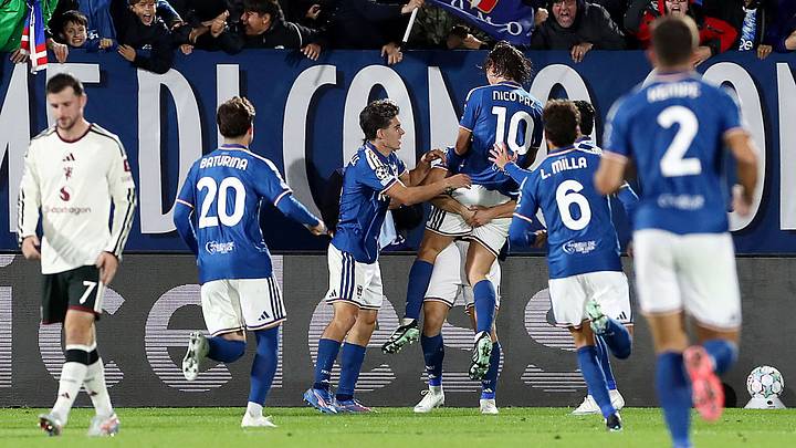 Tasos Douvikas, del Como 1907, celebra su gol ante el Manchester United en su partido de Champions League. Tasos Douvikas, del Como 1907, celebra su gol ante el Manchester United en su partido de Champions League.