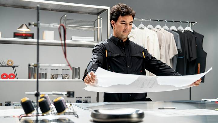 Checo Pérez y MAJA vuelven a unir caminos en una propuesta que lleva su carácter, sus raíces y su forma de vivir cada aventura. Checo Pérez y MAJA vuelven a unir caminos en una propuesta que lleva su carácter, sus raíces y su forma de vivir cada aventura.