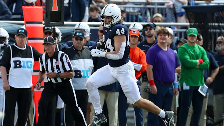 Penn State tight end Tyler Warren runs with the ball during the first quarter against the Bowling Green Falcons at Beaver Stadium.