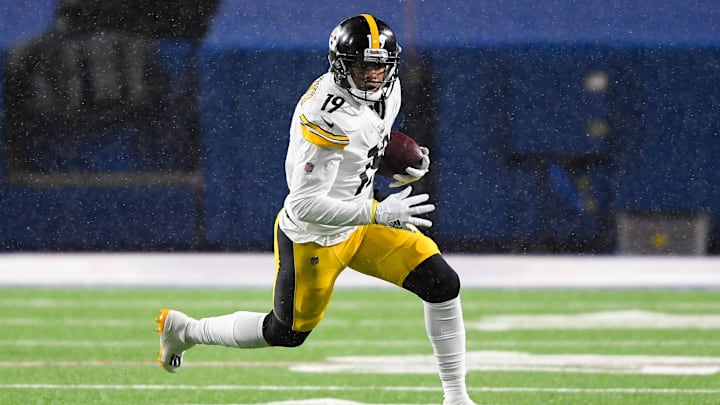 Dec 13, 2020; Orchard Park, New York, USA; Pittsburgh Steelers wide receiver JuJu Smith-Schuster (19) runs with the ball after a catch against the Buffalo Bills during the second quarter at Bills Stadium. Mandatory Credit: Rich Barnes-Imagn Images Dec 13, 2020; Orchard Park, New York, USA; Pittsburgh Steelers wide receiver JuJu Smith-Schuster (19) runs with the ball after a catch against the Buffalo Bills during the second quarter at Bills Stadium. Mandatory Credit: Rich Barnes-Imagn Images