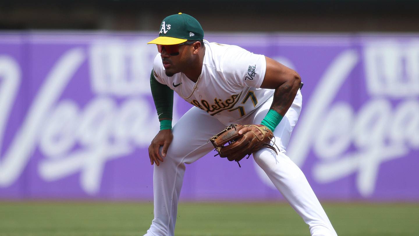 A's Lose Ibáñez to Mets with Muncy Already Sidelined