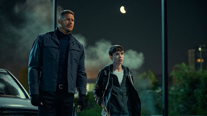The Umbrella Academy. (L to R) Tom Hopper as Luther Hargreeves, Elliot Page as Viktor Hargreeves in The Umbrella Academy. Cr. Christos Kalohoridis/Netflix © 2022