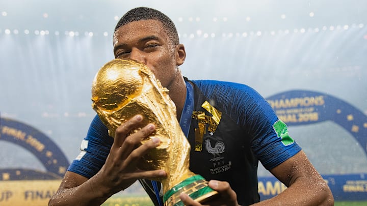 Kylian Mbappé besando la Copa del Mundo conseguida con la selección de Francia 