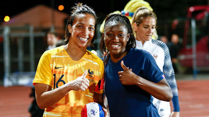 Sarah Bouhaddi (gauche) est prête à rechausser les crampons Sarah Bouhaddi (gauche) est prête à rechausser les crampons