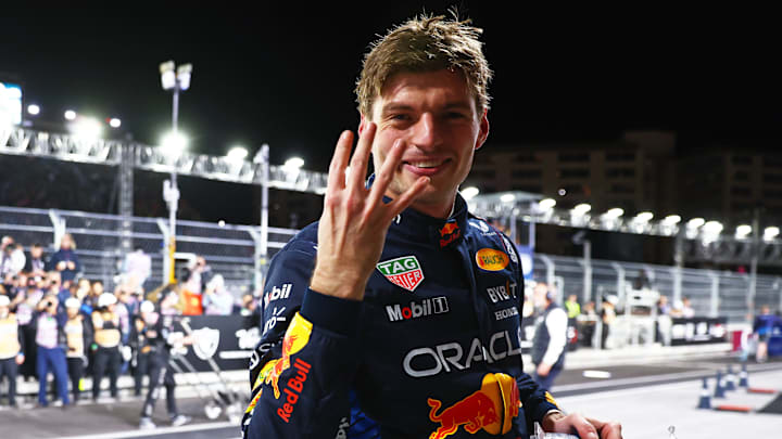 Max Verstappen celebrando su cuarto campeonato en la Fórmula 1 frente a las cámaras