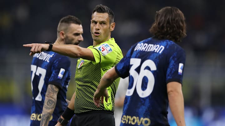 Maurizio Mariani indica il dischetto Maurizio Mariani indica il dischetto