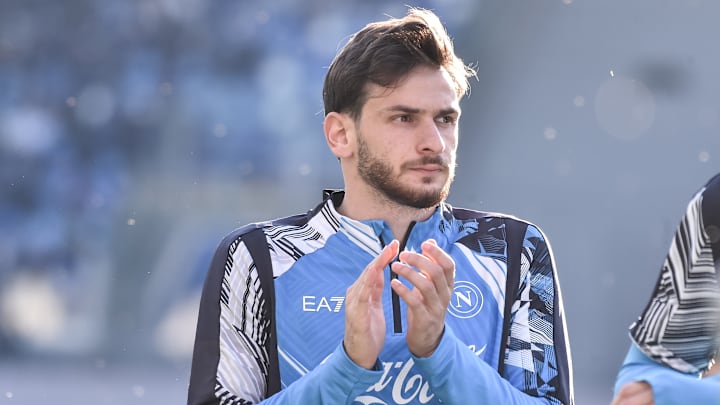 Khvicha Kvaratskhelia a annoncé son départ du Napoli. Khvicha Kvaratskhelia a annoncé son départ du Napoli.