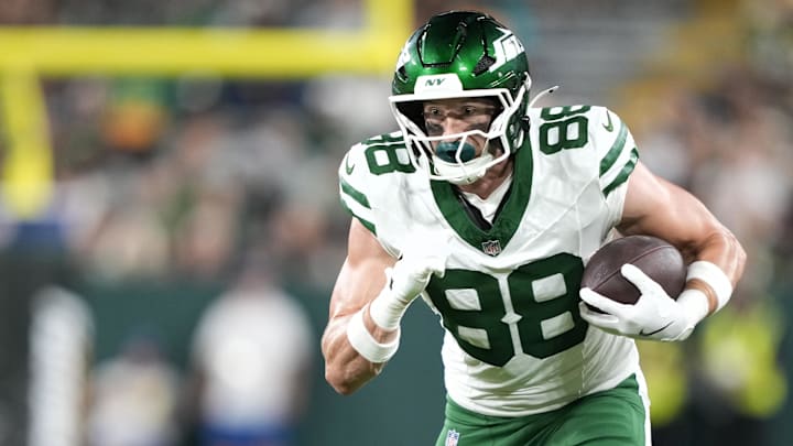 New York Jets tight end Zack Kuntz (88) runs the ball after catching a pass during the second half against the Green Bay Packers at Lambeau Field during the 2025 preseason.