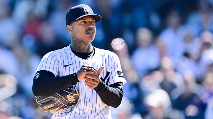 Marcus Stroman usando bigotes, el único tipo de vello que se permite en los Yankees de Nueva York