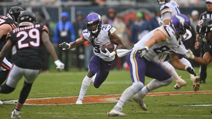 Sep 20, 2026; Chicago, Illinois, USA; Minnesota Vikings running back Aaron Jones Sr. (33) runs the ball against the Chicago Bears during the first half at Soldier Field. Mandatory Credit: Patrick Gorski-Imagn Images Sep 20, 2026; Chicago, Illinois, USA; Minnesota Vikings running back Aaron Jones Sr. (33) runs the ball against the Chicago Bears during the first half at Soldier Field. Mandatory Credit: Patrick Gorski-Imagn Images