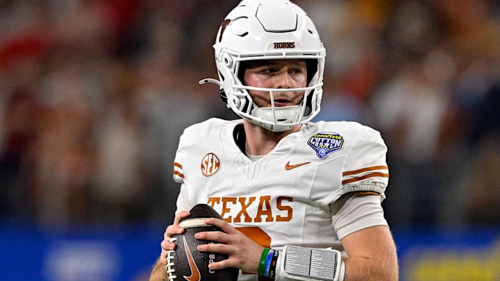 Texas Longhorns quarterback Quinn Ewers (3) in action during the game between the Texas Longhorns and the Ohio State Buckeyes at AT&T Stadium. 