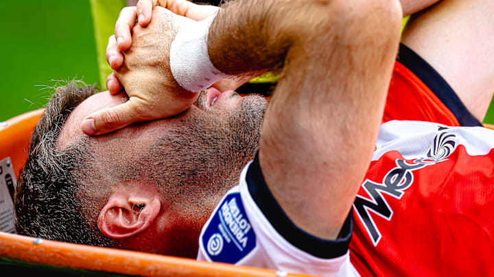 Santiago Giménez left Feyenoord's game vs. NAC Breda on a stretcher with an injury in the first half