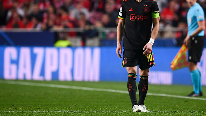 l'UEFA pourrait mettre fin à son contrat avec Gazprom. l'UEFA pourrait mettre fin à son contrat avec Gazprom.