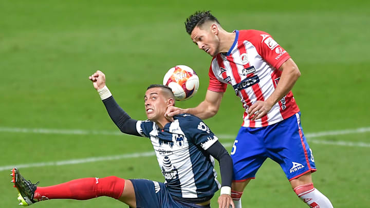 Funes Mori y González en la disputa de un balón.
