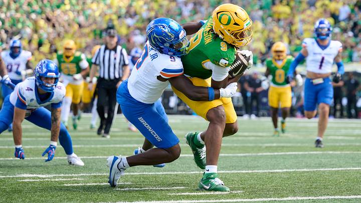 Oregon tight end Jamari Johnson catches a pass in front of Boise State safety Derek Ganter Jr.