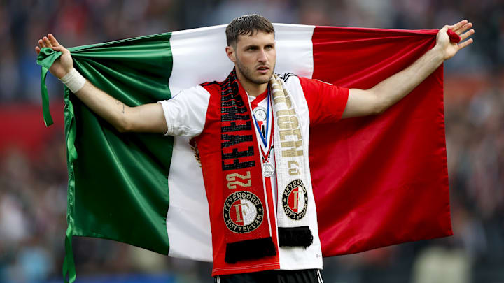 Santiago Giménez campeón con el Feyenoord.