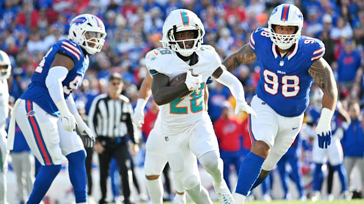 Miami Dolphins running back De'Von Achane (28) runs past Buffalo Bills defensive tackle Austin Johnson (98) in the second quarter at Highmark Stadium.