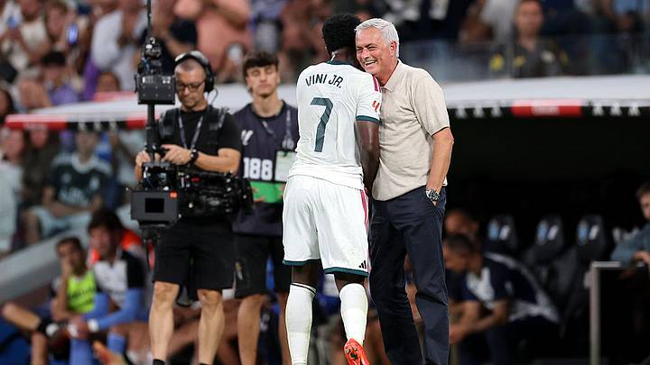Vinicius Jr. abraza a José Mourinho Vinicius Jr. abraza a José Mourinho