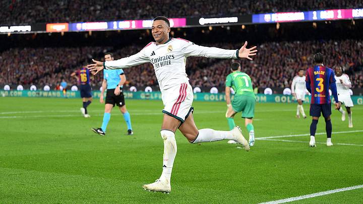 Kylian Mbappé firmó un doblete ante el Barcelona y alcanzó los 100 goles con el Real Madrid en la victoria por 2-1 en el Camp Nou.