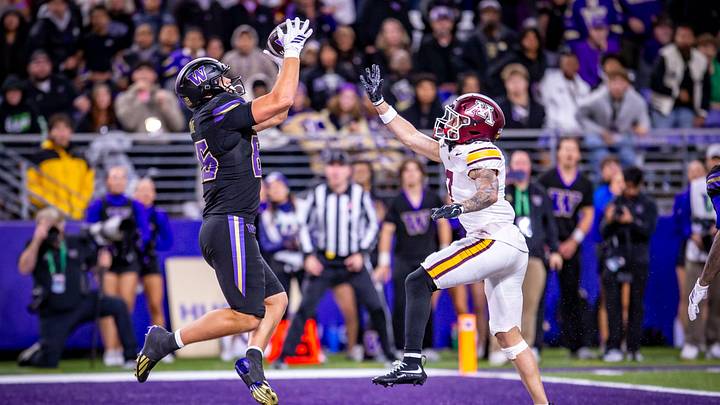 Baron Naone catches a 15-yard touchdown pass against Minnesota. 