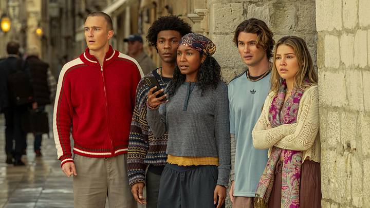 Outer Banks. (L to R) Drew Starkey as Rafe, Jonathan Daviss as Pope, Carlacia Grant as Cleo, Chase Stokes as John B, Madelyn Cline as Sarah Cameron in episode 502 of Outer Banks Outer Banks. (L to R) Drew Starkey as Rafe, Jonathan Daviss as Pope, Carlacia Grant as Cleo, Chase Stokes as John B, Madelyn Cline as Sarah Cameron in episode 502 of Outer Banks