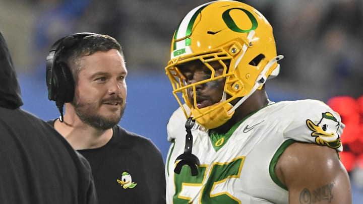 Sep 28, 2024; Pasadena, California, USA; Oregon Ducks head coach Dan Lanning talks to Oregon Ducks defensive lineman Derrick Harmon (55) during the fourth quarter at Rose Bowl. Mandatory Credit: Robert Hanashiro-Imagn Images Sep 28, 2024; Pasadena, California, USA; Oregon Ducks head coach Dan Lanning talks to Oregon Ducks defensive lineman Derrick Harmon (55) during the fourth quarter at Rose Bowl. Mandatory Credit: Robert Hanashiro-Imagn Images