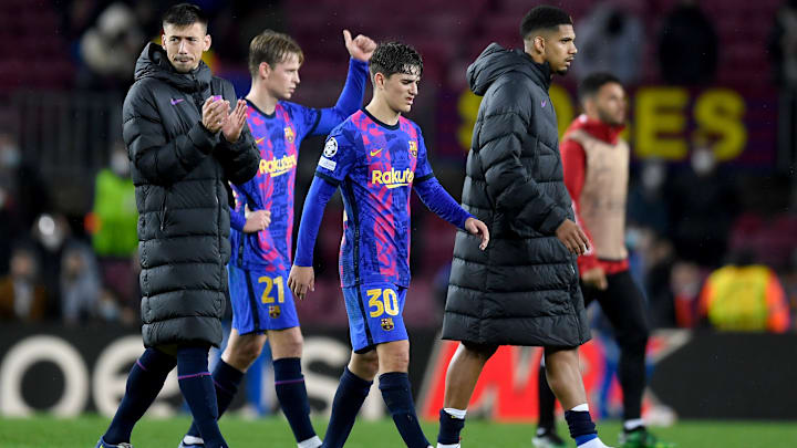 Gavi (2. v. r.) und Ronald Araújo (r.) sollen die Zukunft des FC Barcelona mitgestalten.