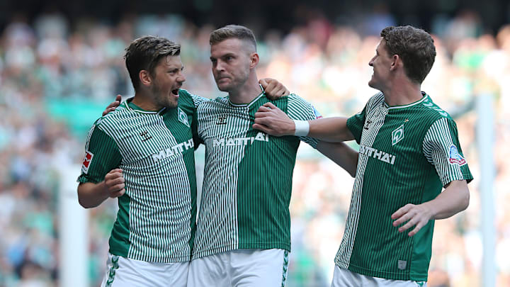 Marvin Ducksch, Dawid Kownacki und Jens Stage bejubeln den 4:0-Sieg gegen Mainz