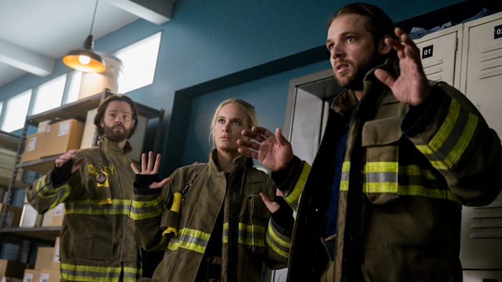 “False Alarm” – Station 42 responds to a false alarm call that escalates into a dangerous hostage situation, on FIRE COUNTRY, Friday, Dec. 6 (9:00-10:00 PM, ET/PT) on the CBS Television Network, and streaming on Paramount+ (live and on-demand for Paramount+ with SHOWTIME subscribers, or on-demand for Paramount+ Essential subscribers the day after the episode airs)*. Jared Padalecki guest stars as Camden, a SoCal firefighter who immediately recognizes Bode’s raw talent. Pictured (L-R): Jared