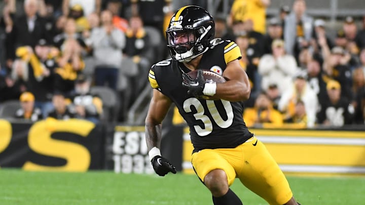 Pittsburgh Steelers running back Jaylen Warren (30)