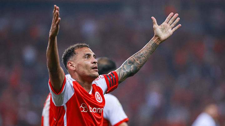 Alan Patrick participou dos dois gols colorados no duelo