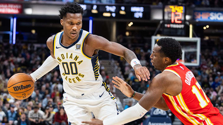 Feb 1, 2025; Indianapolis, Indiana, USA; Indiana Pacers guard Bennedict Mathurin (00) dribbles the ball against Atlanta Hawks forward Onyeka Okongwu (17) in the second half at Gainbridge Fieldhouse. Mandatory Credit: Trevor Ruszkowski-Imagn Images