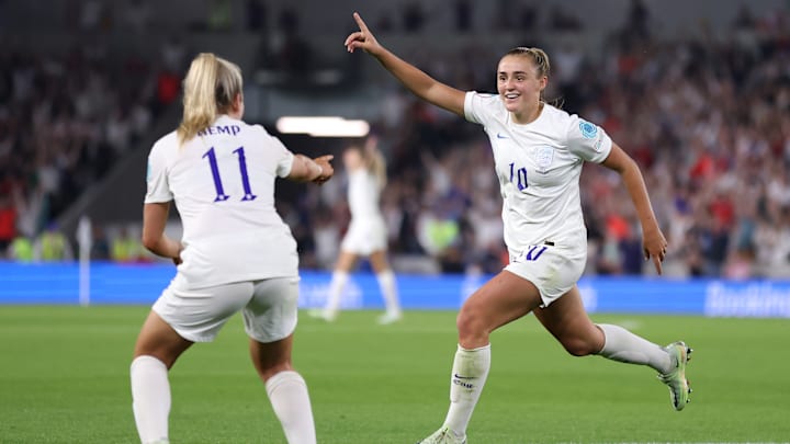 Georgia Stanway fêtant son but libérateur avec Lauren Hemp