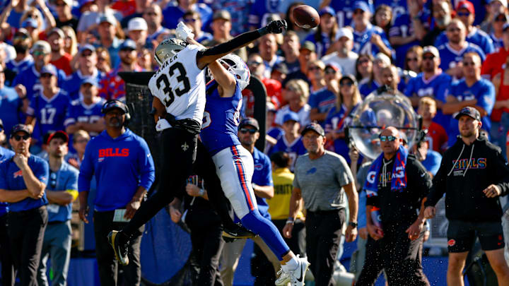New Orleans Saints S Jonas Sanker (33) bats the ball away from Bills  TE Dalton Kincaid (86) on Sep. 28, 2025.