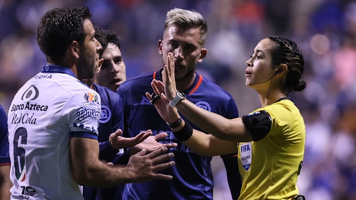 Pablo González del Puebla y el argentino Gonzalo Piovi de Cruz Azul discuten con la silbante Katia García en el Clausura 2024