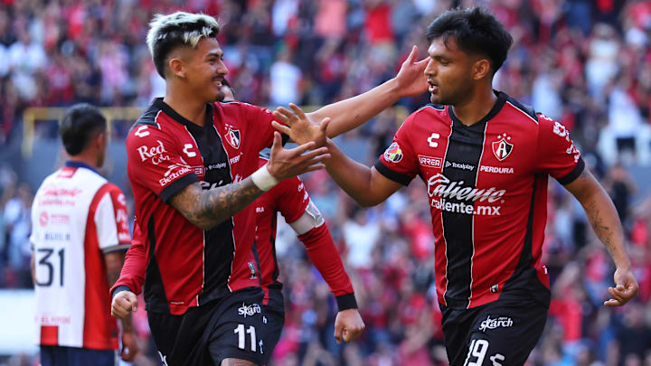 Diego González y Eduardo Aguirre celebran un tanto rojinegro Diego González y Eduardo Aguirre celebran un tanto rojinegro