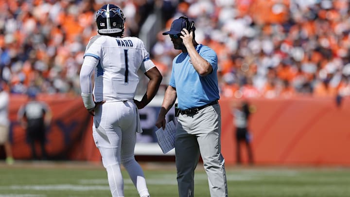Tennessee Titans head coach Brian Callahan talks to quarterback Cam Ward (1)