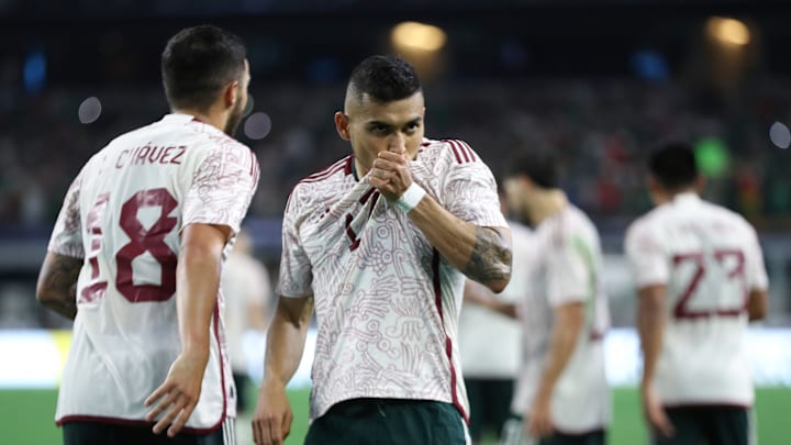 Orbelín Pineda celebra un gol con México.