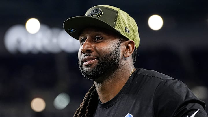 Detroit Lions defensive coordinator Kelvin Sheppard watches warmup ahead of the Minnesota Vikings game at Ford Field in Detroit on Sunday, November 2, 2025.