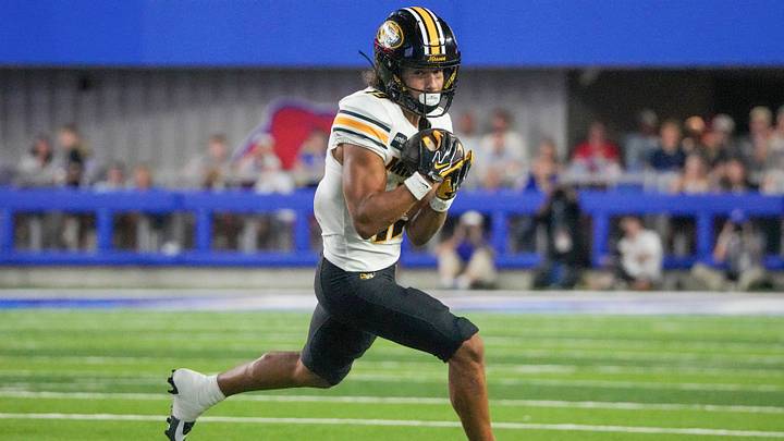 Sep 11, 2026; Lawrence, Kansas, USA; Missouri Tigers wide receiver Cayden Lee (19) catches a pass against the Kansas Jayhawks during the second half of the game at David Booth Kansas Memorial Stadium. Mandatory Credit: Denny Medley-Imagn Images Sep 11, 2026; Lawrence, Kansas, USA; Missouri Tigers wide receiver Cayden Lee (19) catches a pass against the Kansas Jayhawks during the second half of the game at David Booth Kansas Memorial Stadium. Mandatory Credit: Denny Medley-Imagn Images