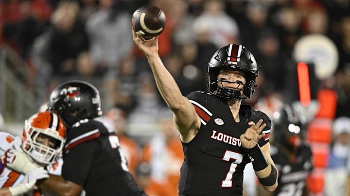 Nov 14, 2025; Louisville, Kentucky, USA; Louisville Cardinals quarterback Miller Moss (7) looks to pass against the Clemson Tigers during the first half at L&N Federal Credit Union Stadium. Mandatory Credit: Jamie Rhodes-Imagn Images Nov 14, 2025; Louisville, Kentucky, USA; Louisville Cardinals quarterback Miller Moss (7) looks to pass against the Clemson Tigers during the first half at L&N Federal Credit Union Stadium. Mandatory Credit: Jamie Rhodes-Imagn Images
