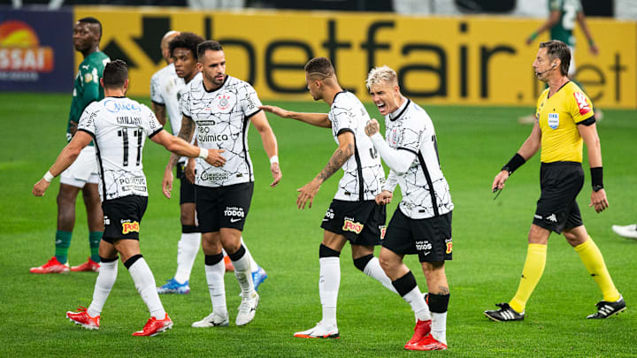 Com retorno de Giuliano, “Quarteto Mágico” do Corinthians pode entrar em campo contra o Grêmio.